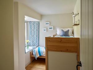 ein kleines Schlafzimmer mit einem Bett und einem Fenster in der Unterkunft Haytor Cottage in Totnes + 21 Fotos