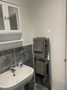 W łazience znajduje się umywalka i lustro. w obiekcie Connah's Quay Park Farm Barns w mieście Connahs Quay