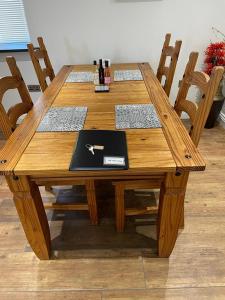 una mesa de madera con un ordenador portátil encima en Connah's Quay Park Farm Barns, en Connahs Quay