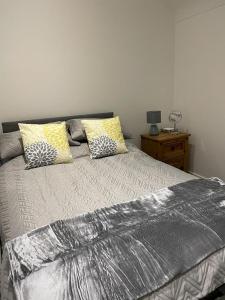 łóżko z dwoma poduszkami w sypialni w obiekcie Connah's Quay Park Farm Barns w mieście Connahs Quay