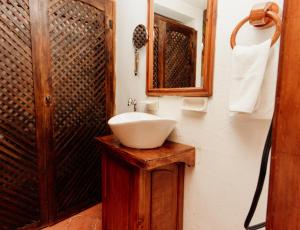 bagno con lavandino bianco e doccia di Mansion de los Angeles a San Cristóbal de Las Casas