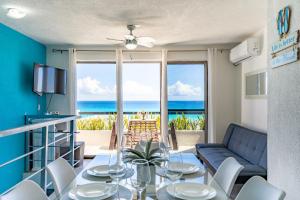 a dining room with a view of the ocean at Cancun Ocean view in Cancún