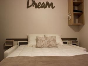 Кровать или кровати в номере Studio Les Menuires, 1 pièce, 2 personnes - FR-1-452-71