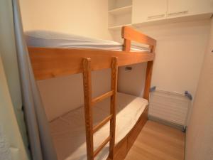Двухъярусная кровать или двухъярусные кровати в номере Studio Les Menuires, 1 pièce, 2 personnes - FR-1-452-146