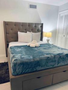 ein Schlafzimmer mit einem großen Bett mit einer blauen Decke in der Unterkunft Entire Deluxe Studio in Orlando near Disney Universal Studio Airpot and The Convention Center in Orlando