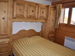 プラローニャン・ラ・ヴァノワーズにあるAppartement Pralognan-la-Vanoise, 3 pièces, 6 personnes - FR-1-464-15のベッドルーム(ベッド1台、木製キャビネット付)