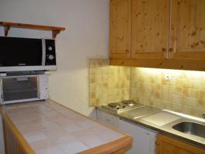 a kitchen with a sink and a microwave at Studio Les Menuires, 1 pièce, 3 personnes - FR-1-452-191 in Les Menuires