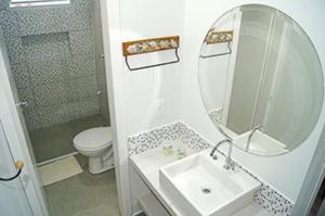 帕罗卡Casa com 2 quartos à 200 m da da praia c/ churrasqueira的带水槽、镜子和马桶的浴室 更多24张照片