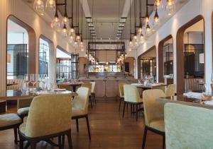 Restoranas ar kita vieta pavalgyti apgyvendinimo įstaigoje Amazing studio in Four Seasons Residences Brickell!