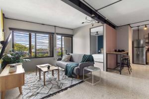 a living room with a couch and a table at +MS +Amplia Suite +6 personas +Hércules Hd3 in Laborcillas