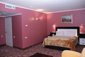 Ένα ή περισσότερα κρεβάτια σε δωμάτιο στο Erebuni Hotel Yerevan