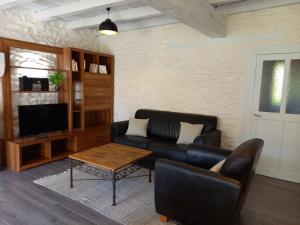- un salon avec un canapé et une table dans l'établissement La petite halte, à Bellac