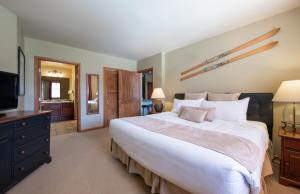 Un pat sau paturi într-o cameră la Large Zephyr Mountain Lodge condo with fireplace and Village Views condo