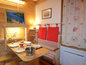 eine Küche mit einem Tisch in einer Holzhütte in der Unterkunft Studio Les Menuires, 1 pièce, 2 personnes - FR-1-452-283 in Les Menuires