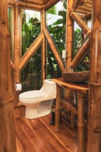 een badkamer met een toilet in een houten structuur bij The Coffee Club Campestre in Chinchiná