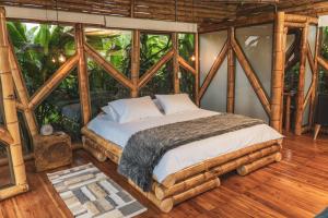 een slaapkamer met een bed in een kamer met ramen bij The Coffee Club Campestre in Chinchiná
