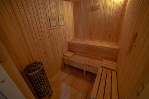 vista sul soffitto di una sauna in legno con panchina di Apartamenty przy górskich rzekach a Nowy Targ