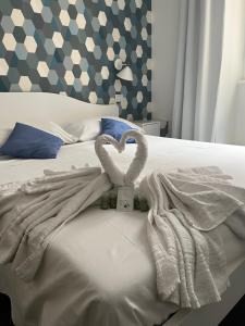 łóżko z dwoma ręcznikami na górze w obiekcie Trastevere four seasons Manara w Rzymie