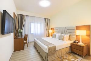 Een bed of bedden in een kamer bij Golden Sands Hotel Apartments