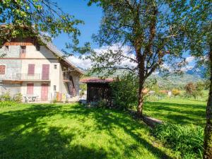 una casa con un árbol delante de un patio en Maison Morillon Village, 3 pièces, 7 personnes - FR-1-642-16 en Morillon