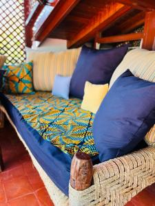 un divano con molti cuscini in una stanza di Tiwi Tatu a Tiwi