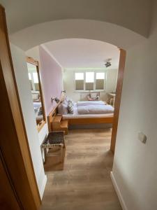 widok na sypialnię z łóżkiem z korytarza w obiekcie Pension Hilde w mieście Sulzberg
