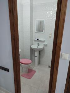 ミデルにあるThe good stay 3のトイレと洗面台付きのバスルーム
