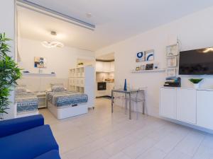 ein Krankenhauszimmer mit einem Bett und einem Tisch in der Unterkunft Casa Blanca Las Canteras in Las Palmas de Gran Canaria