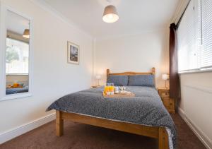 Un dormitorio con una cama con una bandeja de naranjas. en The Cart Lodge en Chedgrave