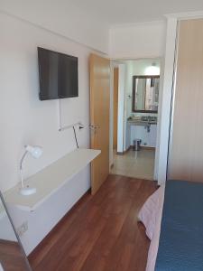 ビクトリアにあるColina Domのバスルーム(洗面台付)、壁掛けテレビが備わります。
