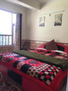 Postel nebo postele na pokoji v ubytování Shimla Regency