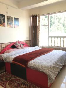 Postel nebo postele na pokoji v ubytování Shimla Regency