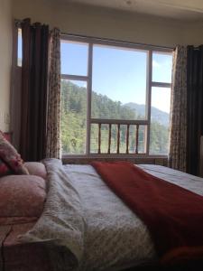 Postel nebo postele na pokoji v ubytování Shimla Regency
