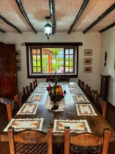 a dining room with a long table and chairs at Hotel Campestre Franchesca in Tabio