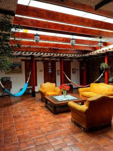 Hotel Campestre Franchesca في تابيو: غرفة معيشة مع كنب وطاولة قهوة