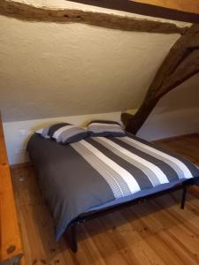 1 cama con 2 almohadas en una habitación en Chez Mimi en Trévol