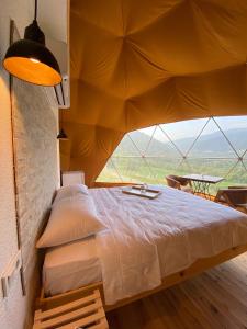 ein Schlafzimmer mit einem großen Bett in einem Zelt in der Unterkunft DENGEKORU Natural Life & Glamping in Mudurnu