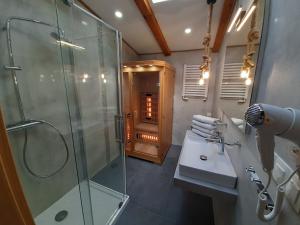 Koupelna v ubytování Willa Rosa-apartamenty z prywatną sauną