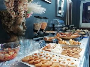 una mesa llena de muchos tipos diferentes de donuts en Hotel Sereno, en Sestri Levante
