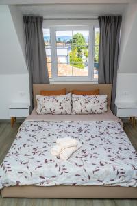 um quarto com uma cama com uma toalha em Finesi Apartments 2 em Ohrid
