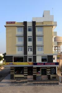 un edificio alto con una tienda delante en Hotel Heeralal, en Bikaner