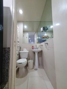 Baño blanco con aseo y lavamanos en Super Suite con baño y cocina excelente ubicación, en Ciudad de México