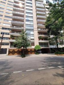 una calle vacía delante de un edificio alto en Super Suite con baño y cocina excelente ubicación, en Ciudad de México