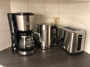 twee koffiezetapparaten op een aanrecht in een keuken bij Rukankieppi in Ruka