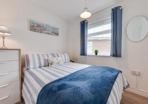 Un dormitorio con una cama y un espejo y una ventana. en Rydale Retreat, en Walcott