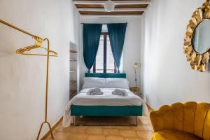 - une chambre avec un lit doté de rideaux bleus et d'une fenêtre dans l'établissement maison pellegrino, à Rome