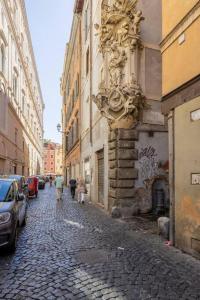 Une rue pavée avec des gens qui marchent dans la rue dans l'établissement maison pellegrino, à Rome