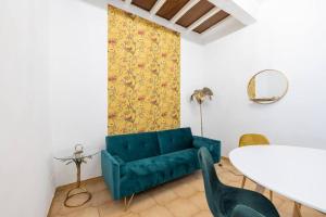 - un salon avec un canapé bleu et une table dans l'établissement maison pellegrino, à Rome