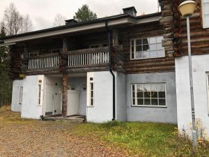 een huis met een veranda en een terras erop bij Rukankieppi in Ruka