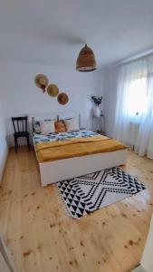 1 dormitorio con 1 cama y suelo de madera en La Casuta en Fieni